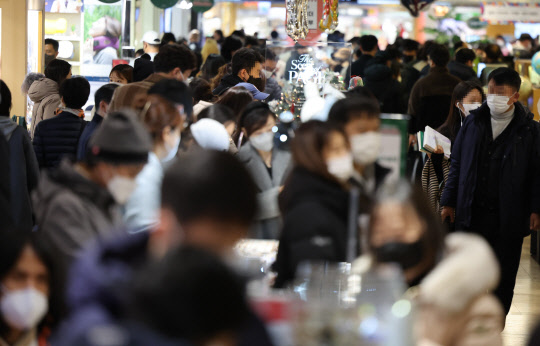 이달 4일 오후 서울의 한 대형 서점에서 마스크를 쓴 시민들의 모습. 연합뉴스.